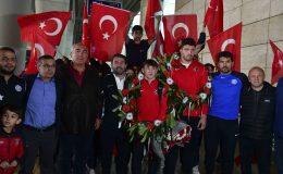 ASKİ Sporlu Milli Güreşçilere Esenboğa Havalimanı’nda Coşkulu Karşılama